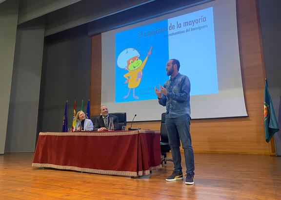 Un momento de la conferencia ofrecida por Eduardo Sáenz de Cabezón.