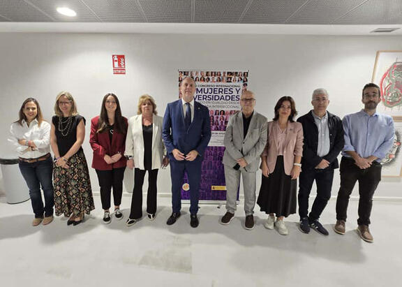 Foto de familia con representantes de distintas instituciones.