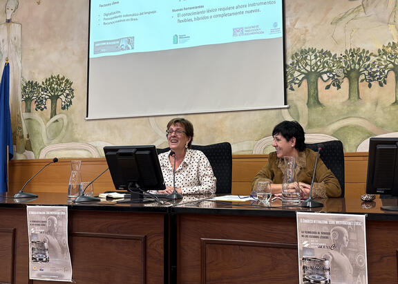 Águeda Moreno, directora del congreso, junto a la primera de las ponentes, María Teresa Fuentes Morán