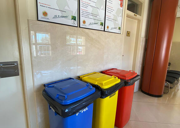 Contenedores de reciclaje, en un edificio de la UJA.