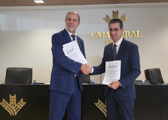 El Rector Nicolás Ruiz y el director general de Caja Rural de Jaén, Fernando Planelles, tras la firma del convenio.