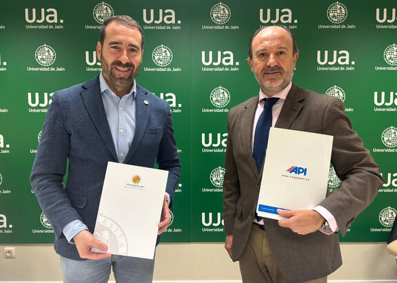 José Ignacio Jiménez, a la izquierda, junto a Diego Galiano, con los convenios.