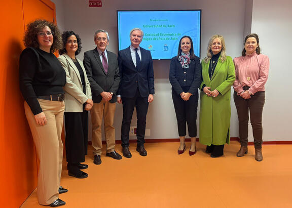 Representantes del Vicerrectorado de Cultura y de la Real Sociedad Económica de Amigos del País de Jaén.
