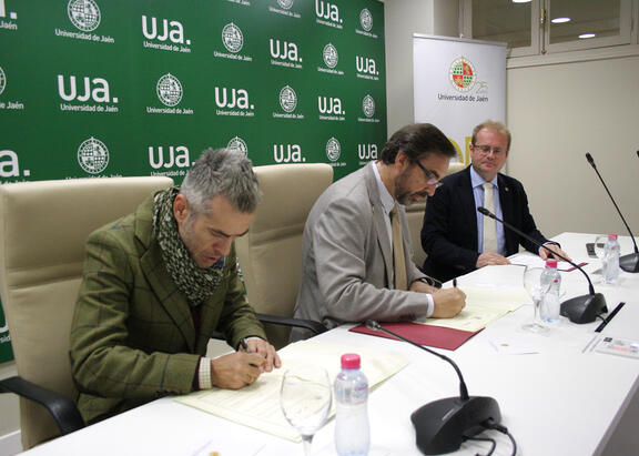 Firma del convenio entre Juan Gómez y Jesús Calderón, con Alejandro Jiménez.