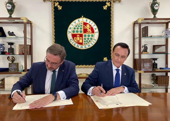 Firma del convenio entre el Rector de la UJA y el consejero de Universidad, Investigación e Innovación.