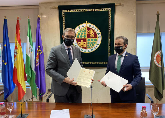 Juan Gómez y Julio Millán, tras la firma del convenio.