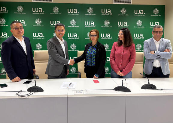 Acuerdo para que va a permitir la realización de prácticas de estudiantado de la UJA en el sector de la automoción eléctrica.