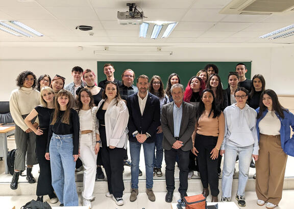 José Ignacio Jiménez y Ramón Ruiz, en el centro, con el alumnado participante en el curso.