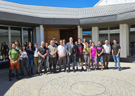 El Rector, el alcalde de Santiago Pontones y el director del curso, en el centro, con el alumnado participante.