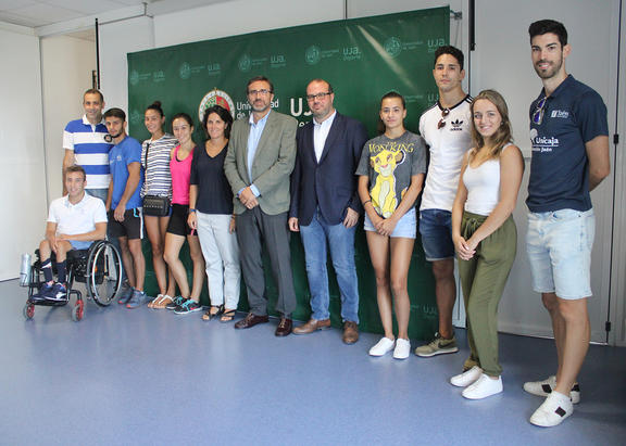 Foto de familia del Rector y responsables del área de Deportes de la UJA con deportistas universitarios.