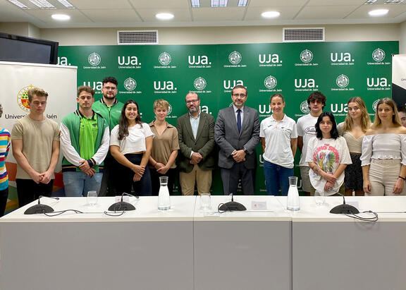 Foto de familia con estudiantado de la UJA acogido a este programa.