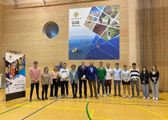 Foto de familia del Rector y representantes del Vicerrectorado de Universidad Sostenible y Saludable, con los deportistas PADUAN de la UJA.