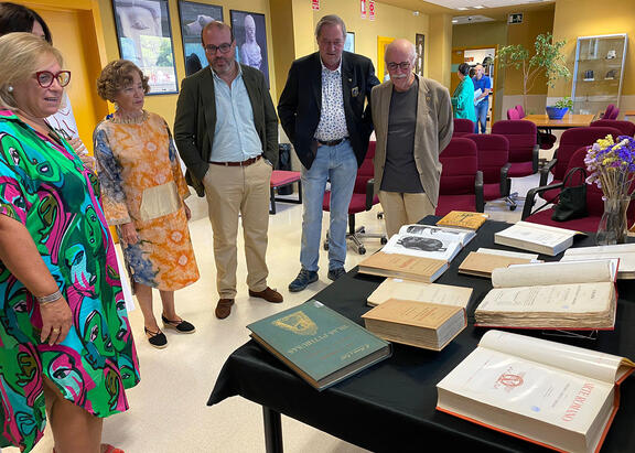 Carmen Rísquez, Trinidad Alonso, Mª Paz García-Bellido, Felipe Serrano, Manuel Molinos y Arturo Ruiz, ante una muestra de los libros donados.