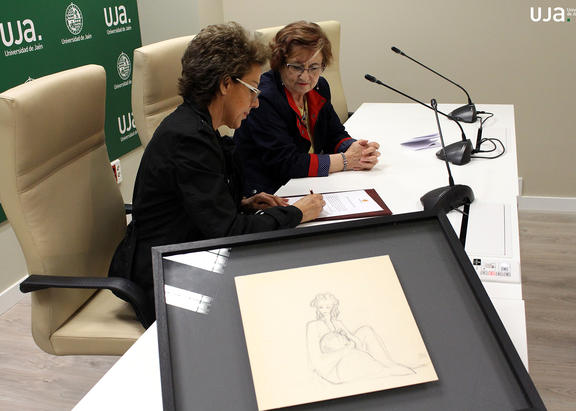 Momento de la firma del documento de donación. Foto: Álvaro Santiago.