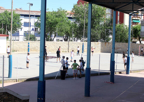 Estudiantes en un clase de Educación Física.