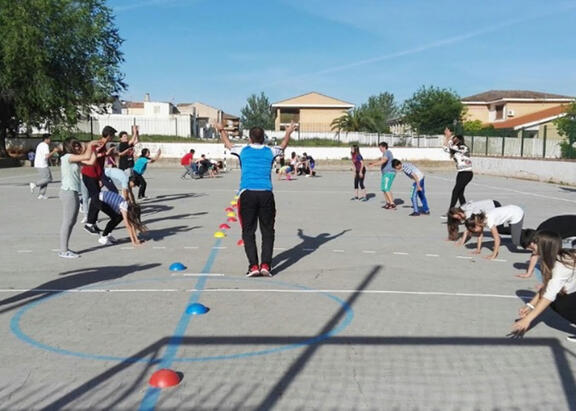 Escolares realizan ejercicio físico en el patrio de su centro.