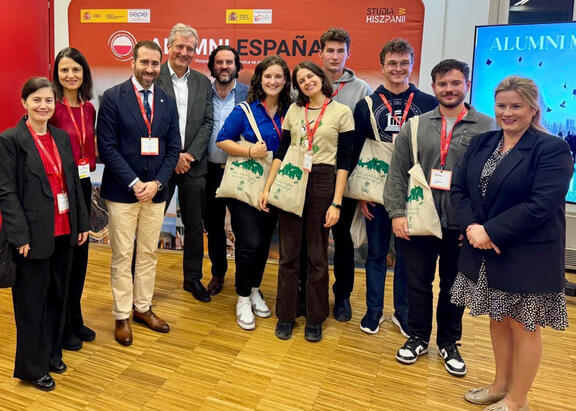Delegación del Vicerrectorado de Internacionalización con antiguos alumnos UJA, el consejero de Educación en Polonia, el director de Instituto Cervantes y representantes de la Agencia Erasmus.