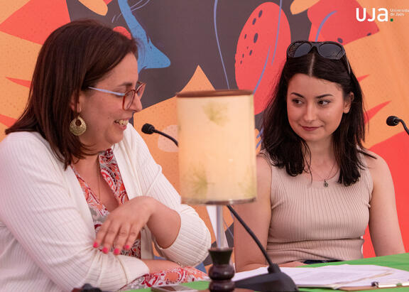 Beatriz Valverde, a la izquierda, junto a la escritora Nadia Lopka.