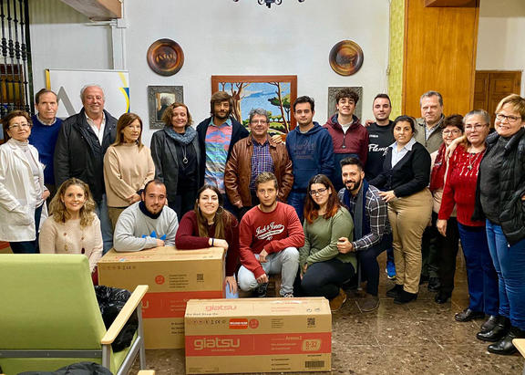 Alumnado de Secundaria y representantes de la UJA con el personal de Aprompsi.