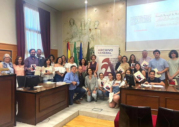 Foto de familia de representantes institucionales y premiados.