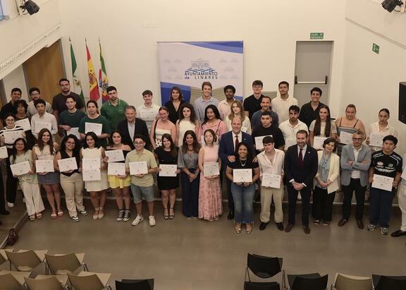 Acto de entrega de las becas celebrado en el Auditorio de la Juventud de Linares.