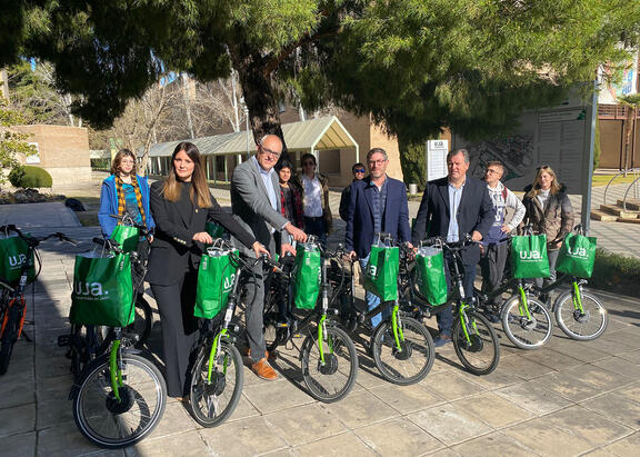 Estefanía Plaza, José Moyano, Miguel Contreras y Pedro Bruno, en la entrega de bicicletas eléctricas junto a personas beneficiarias.