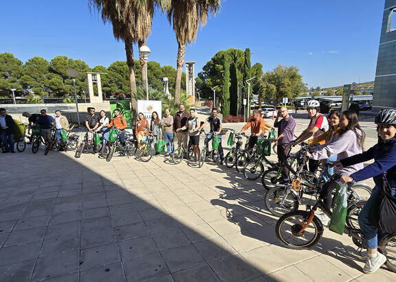 Beneficiarios de las bicicletas eléctricas entregadas por la UJA.