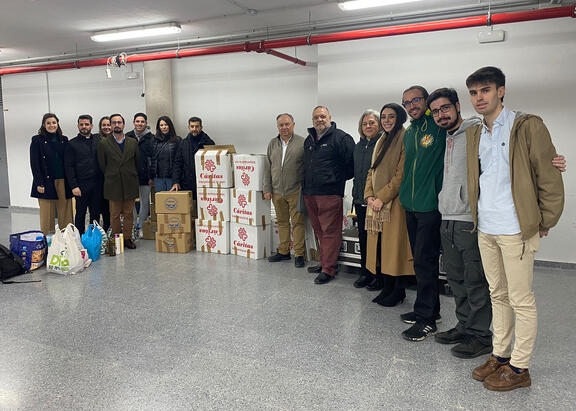 Entrega a Cáritas y al Banco de Alimentos, con miembros del Vicerrectorado de Estudiantes y Empleabilidad, Colegio Mayor Domingo Savio, CEUJA, Tuna Universitaria de Distrito, Aula de Debate, Pastoral Universitaria, ADEDEJA y ALEU.
