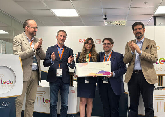 Entrega del premio a los miembros del Aula de Debate de la UJA ganadores.