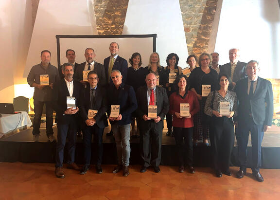 El Rector de la UJA y la presidenta de UNE, junto a responsables de las obras premiadas. Foto: UNE.