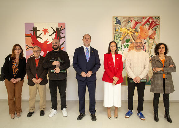 Foto de familia del Rector, con los premiados y representantes institucionales.