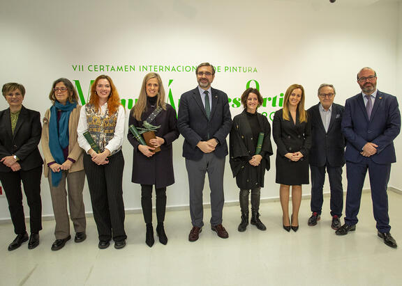 Foto de familia con representantes institucionales y artistas premiadas.