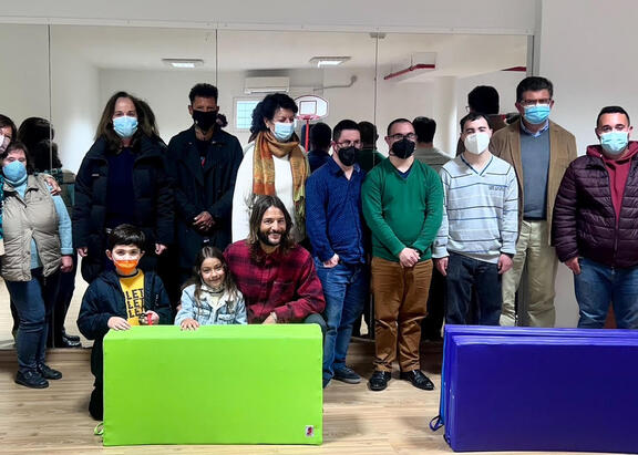 Entrega de las dos colchonetas a la Asociación Síndrome de Down de Jaén.