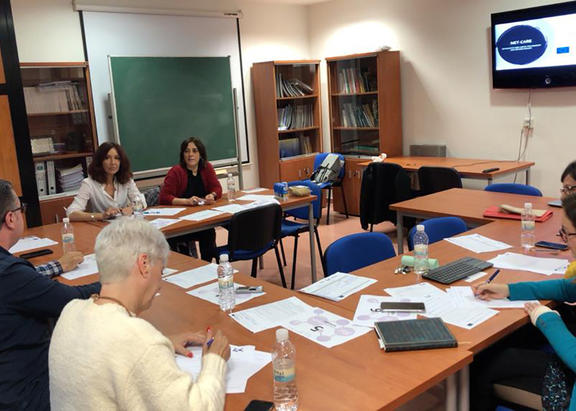Las investigadoras de la UJA Beatriz Montes y María Aranda, a la derecha, en una de las entrevistas grupales.