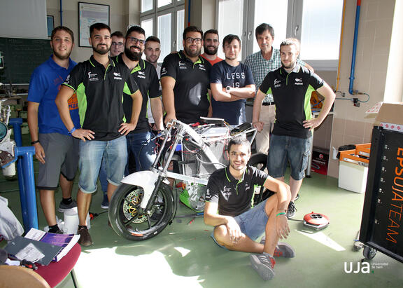 Algunos de los integrantes del equipo, ultimando la moto antes de partir hacia Alcañiz.