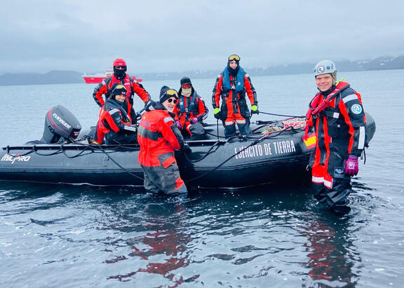 Investigadores de la UJA, con otros investigadores, en la Antártida.
