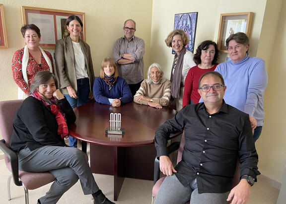 Miembros de la junta técnica de la Biblioteca de la Universidad de Jaén, con el premio recibido.