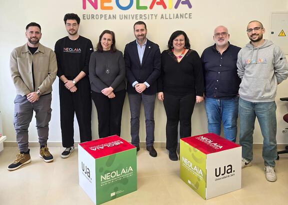 El vicerrector de Internacionalización, en el centro, junto a la directora de Secretariado de Universidades Europeas y el equipo de la Oficina NEOLAiA