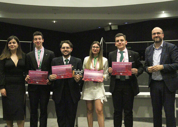 Integrantes del equipo de la UJA subcampeón del torneo.