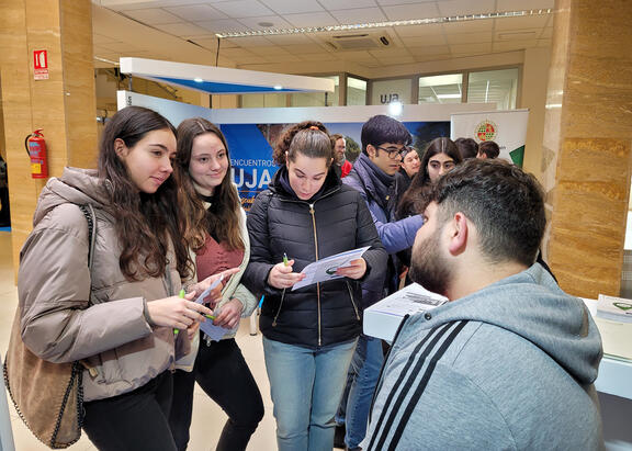 Estudiantes participantes en los stands informativos.