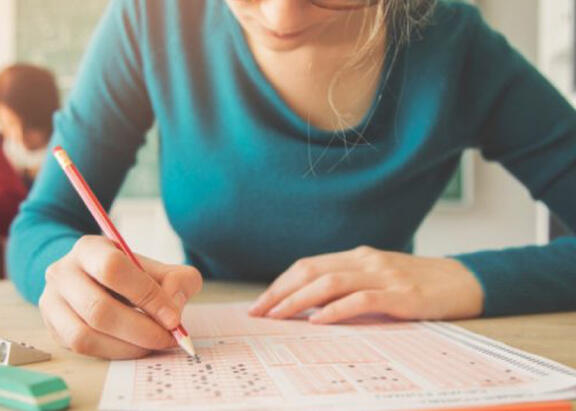 Una estudiante examinándose. Foto: CEALM.