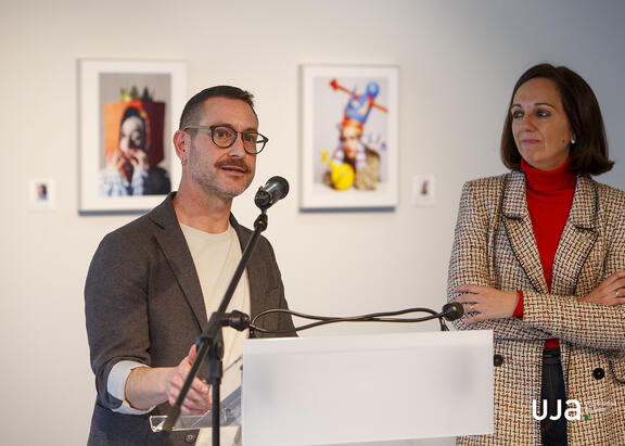 Fernando Bayona, junto a la vicerrectora de Cultura Marta Torres.