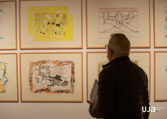 Un visitante en la exposición de Luis Gordillo.