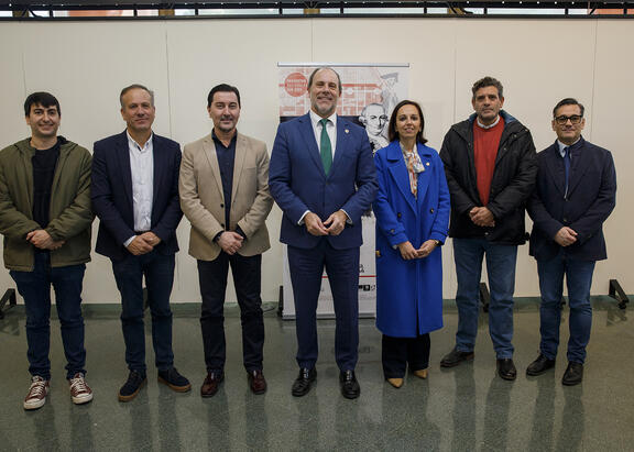 El Rector, en el centro, junto a representantes institucionales y autoridades, tras la inauguración de la muestra.