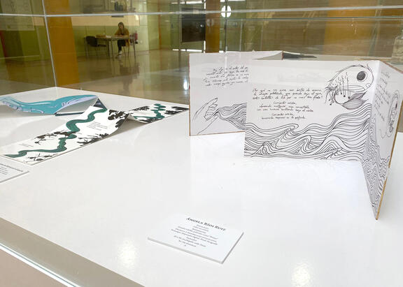 Una de las obras expuestas en la exposición, en el Aulario Flores de Lemus.
