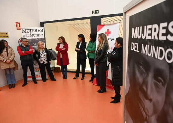 Inauguración de la exposición 'Mujeres del mundo' en la EPS de Linares. Foto: Ayuntamiento de Linares.