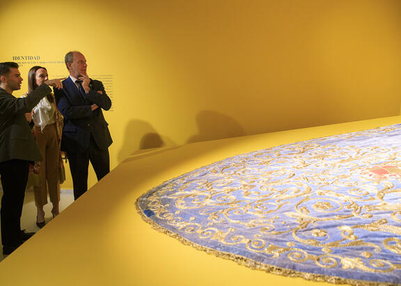 Ismael Amaro, comisario de la muestra, junto a Marta Torres y Nicolás Ruiz.