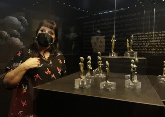 Carmen Rueda, comisaria de la exposición, en el espacio 'Obra Invitada'. Foto: Fernando Mármol.