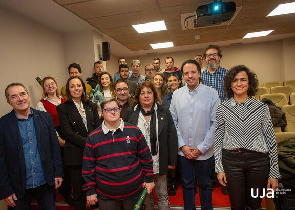 Foto de familia con organizadores y premiados.
