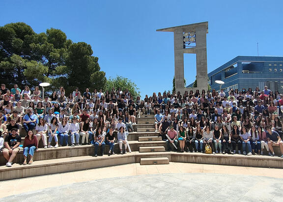 Foto de familia con todo el alumnado participante, en la Plaza de los Pueblos.